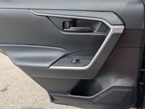 Used 2021 Toyota RAV4 LE FWD image 29
