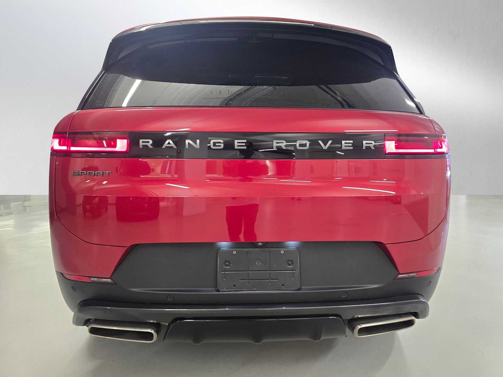 Used 2025 Land Rover Range Rover Sport SE AWD/4WD image 4