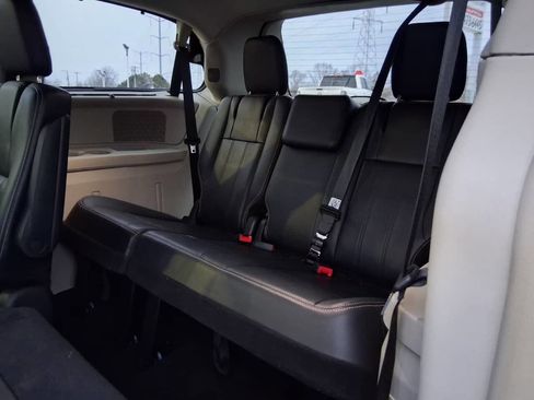 Used 2013 Chrysler Town & Country Touring image 16