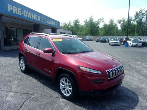 Used 2017 Jeep Cherokee Latitude w/ Comfort & Sound Group FWD image 3
