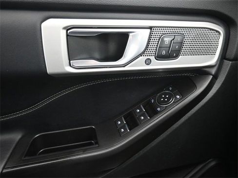 Used 2020 Ford Explorer Limited image 30