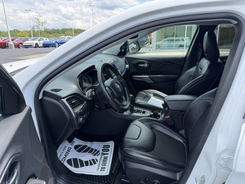 Used 2019 Jeep Cherokee Latitude Plus w/ Comfort/Convenience Group AWD/4WD image 16