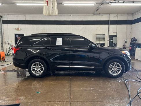 Used 2025 Ford Explorer Active AWD/4WD image 7
