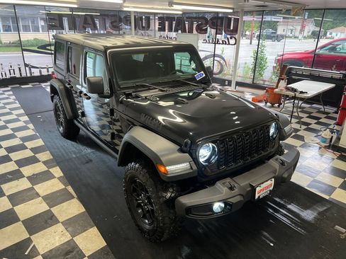 Used 2025 Jeep Wrangler Unlimited Sport AWD/4WD image 16