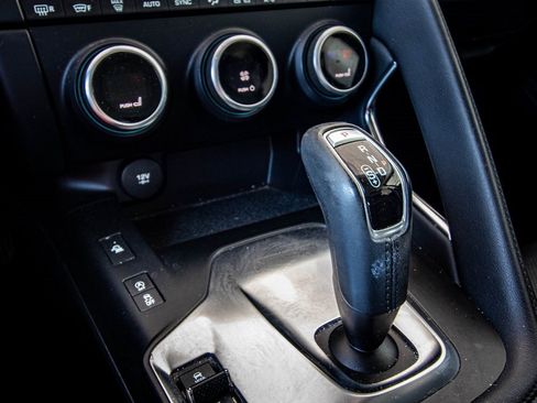 Used 2018 Jaguar E-PACE SE image 35