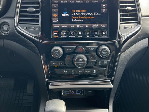 Used 2020 Jeep Grand Cherokee Altitude image 25