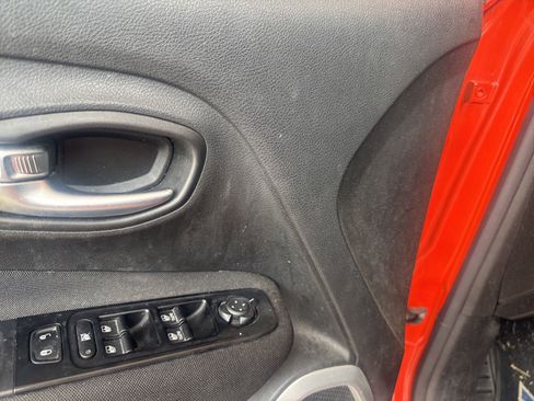 Used 2020 Jeep Renegade Latitude w/ LED Lighting Group FWD image 7