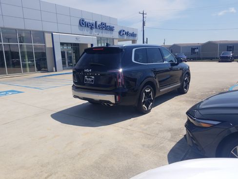 Used 2023 Kia Telluride EX w/ EX Captain's Chair Package FWD image 7