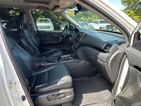 Used 2021 Honda Pilot Touring image 11