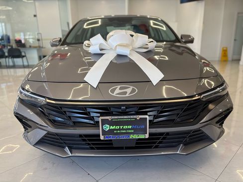 Used 2024 Hyundai Elantra Limited FWD image 2