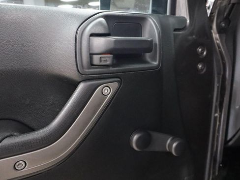 Used 2018 Jeep Wrangler Sport w/ Connectivity Group AWD/4WD image 11
