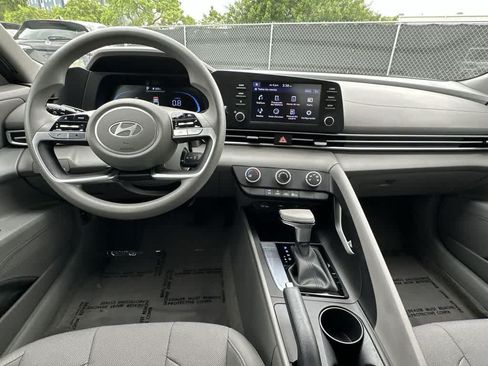 Used 2024 Hyundai Elantra SE FWD image 18