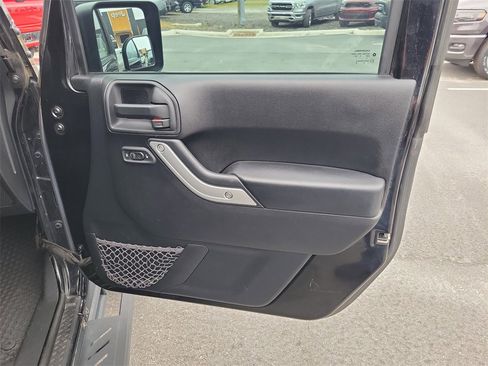 Used 2016 Jeep Wrangler Rubicon w/ Power Convenience Group image 32