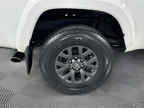 Certified 2020 Toyota Tacoma SR5 AWD/4WD image 16