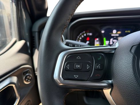 Used 2024 Jeep Wrangler Unlimited Sahara w/ Technology Group AWD/4WD image 15