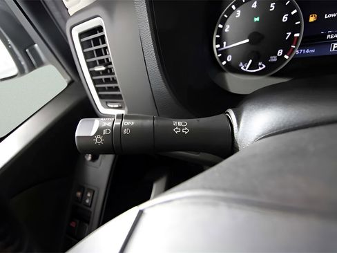 Used 2024 Nissan Frontier SV w/ SV Convenience Package image 32