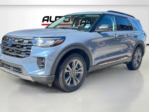 Used 2025 Ford Explorer Active w/ Active Comfort Package image 3