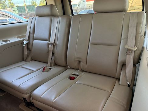 Used 2011 Cadillac Escalade ESV Premium AWD/4WD image 17