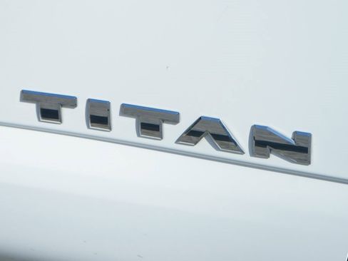 Used 2021 Nissan Titan SV image 40