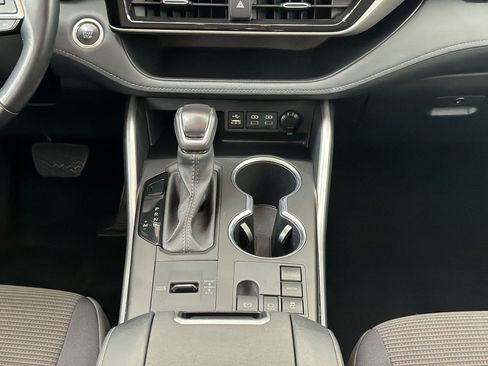 Used 2025 Toyota Highlander LE FWD image 18