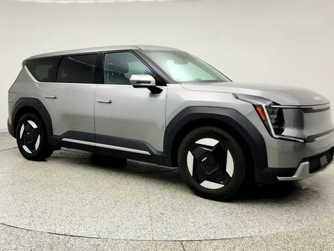 Used 2024 Kia EV9 Light Long Range RWD image 3
