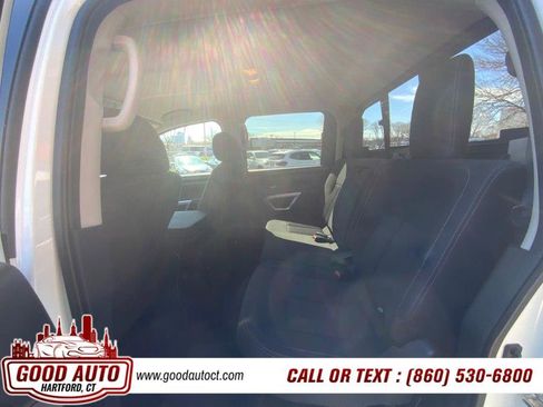 Used 2018 Nissan Titan SV image 11