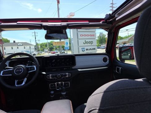 Certified 2025 Jeep Wrangler Unlimited Sahara w/ Safety Group AWD/4WD image 27