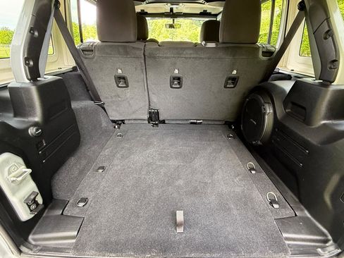 Used 2022 Jeep Wrangler Unlimited Rubicon w/ Dual Top Group AWD/4WD image 39