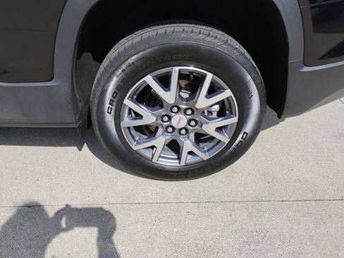 Used 2023 GMC Acadia SLT w/ LPO, Floor Liner Package FWD image 24
