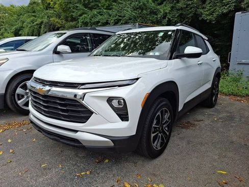 Used 2025 Chevrolet TrailBlazer LT FWD image 3