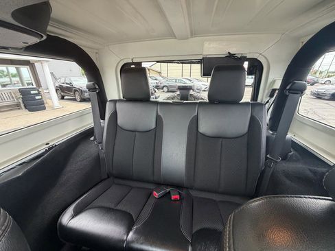 Used 2017 Jeep Wrangler Sahara AWD/4WD image 10
