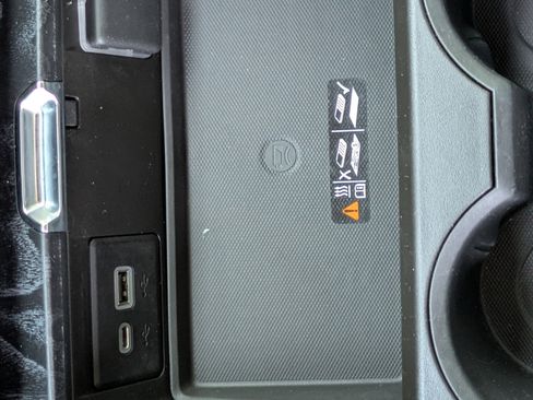 Used 2022 GMC Yukon Denali w/ Advanced Technology Package image 27