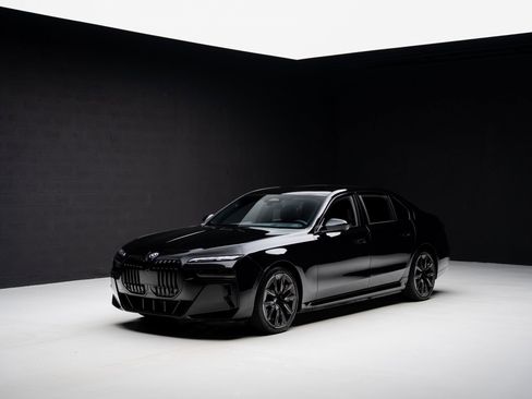 Used 2024 BMW i7 xDrive60 w/ Executive Package image 4