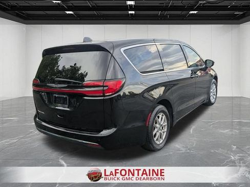 Used 2023 Chrysler Pacifica Touring-L FWD image 5