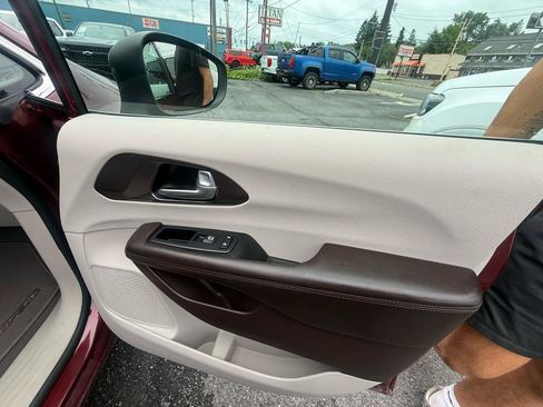 Used 2018 Chrysler Pacifica L FWD image 43