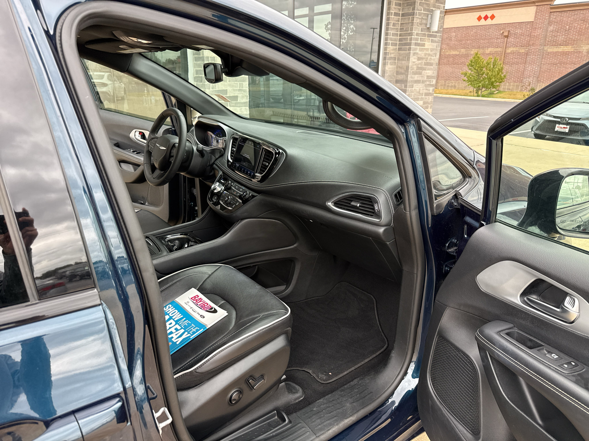 Used 2025 Chrysler Pacifica Limited FWD image 18