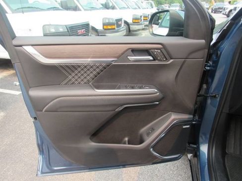 Used 2025 GMC Acadia Denali w/ LPO, All-Weather Package AWD/4WD image 7