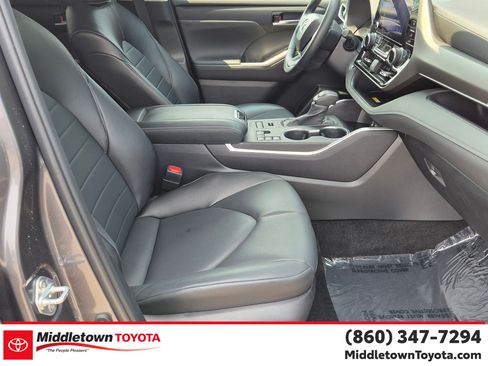 Certified 2024 Toyota Highlander XLE AWD/4WD image 34