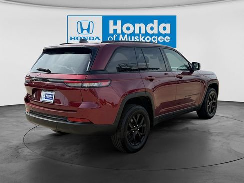 Used 2025 Jeep Grand Cherokee Altitude AWD/4WD image 5