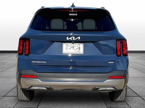 Used 2025 Kia Sorento S image 4