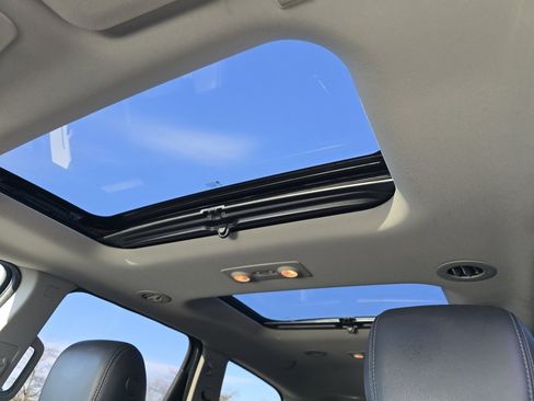 Used 2015 Chevrolet Traverse LT image 3