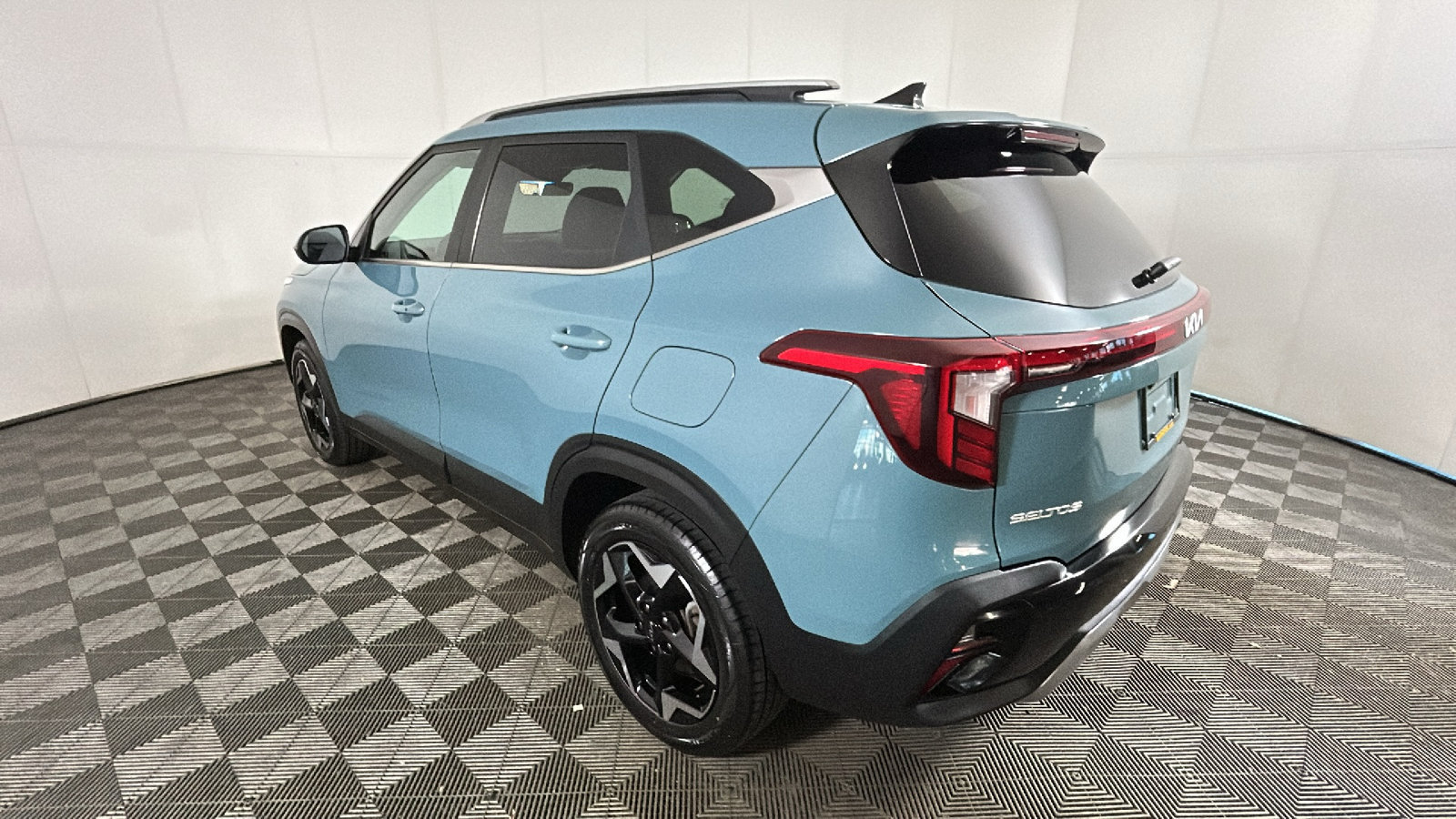 Used 2025 Kia Seltos EX w/ EX Sunroof Package AWD/4WD image 5
