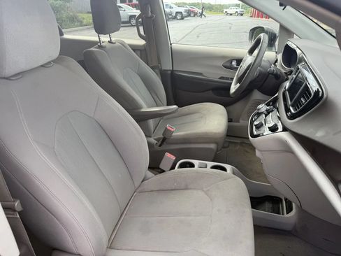 Used 2018 Chrysler Pacifica LX FWD image 13