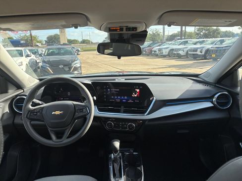 Used 2025 Chevrolet Trax LT FWD image 31