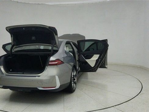 Used 2025 BMW i5 xDrive40 image 78