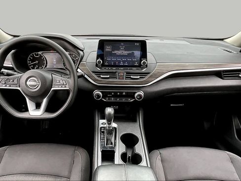 Used 2025 Nissan Altima 2.5 SV FWD image 16