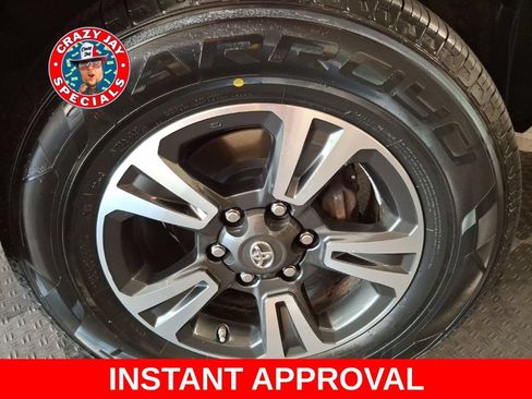 Used 2017 Toyota Tacoma TRD Sport w/ Tow Package AWD/4WD image 4