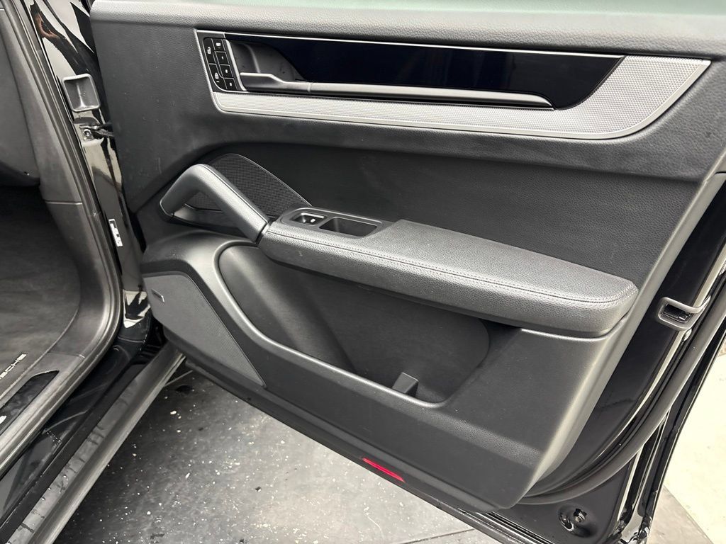 Certified 2024 Porsche Cayenne AWD/4WD image 23