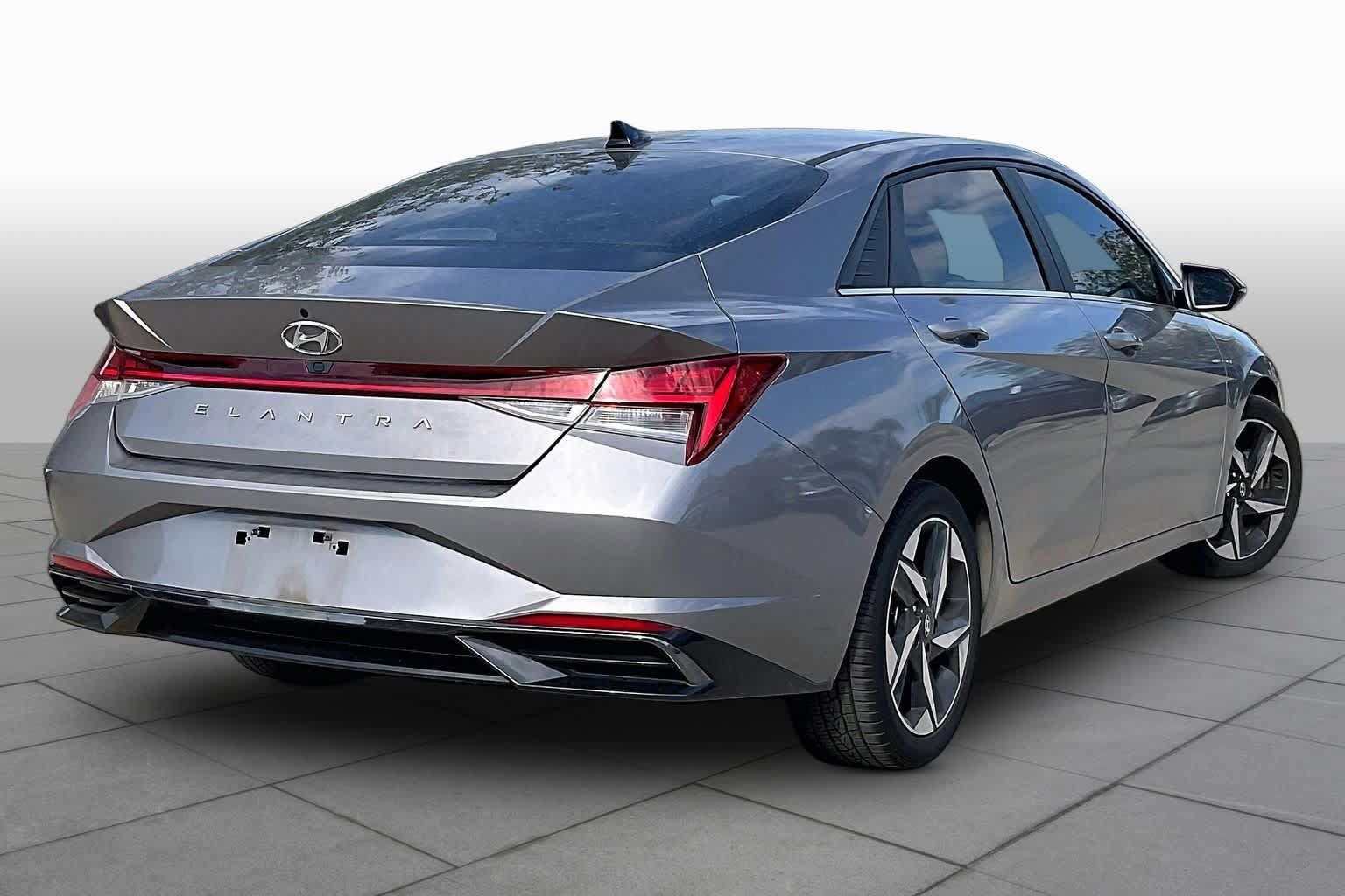 Used 2021 Hyundai Elantra SEL w/ Convenience + Premium Package FWD image 12