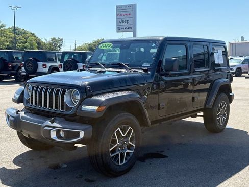 Used 2025 Jeep Wrangler Unlimited Sahara AWD/4WD image 3